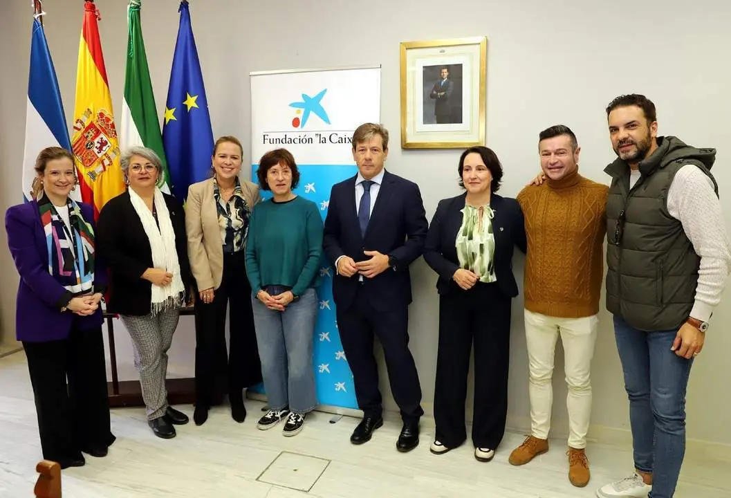 Fundaci&oacute;n la Caixa con los representantes de los Reyes Magos - jerez.es
