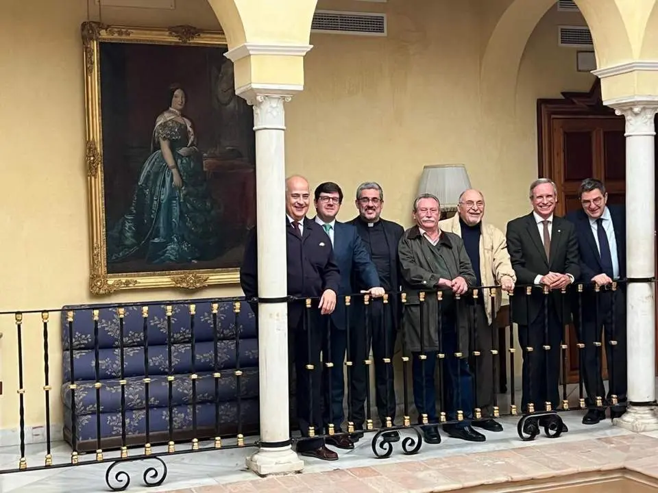 Miembros de Adepa y los galardonados bajo la mirada de Isabel II. - CT