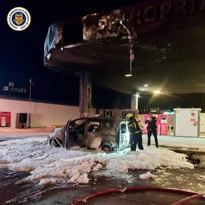 Furgoneta ardiendo en una gasolinera de Chiclana -  CONSORCIO DE BOMBEROS DE LA PROVINCIA DE C&Aacute;DIZ