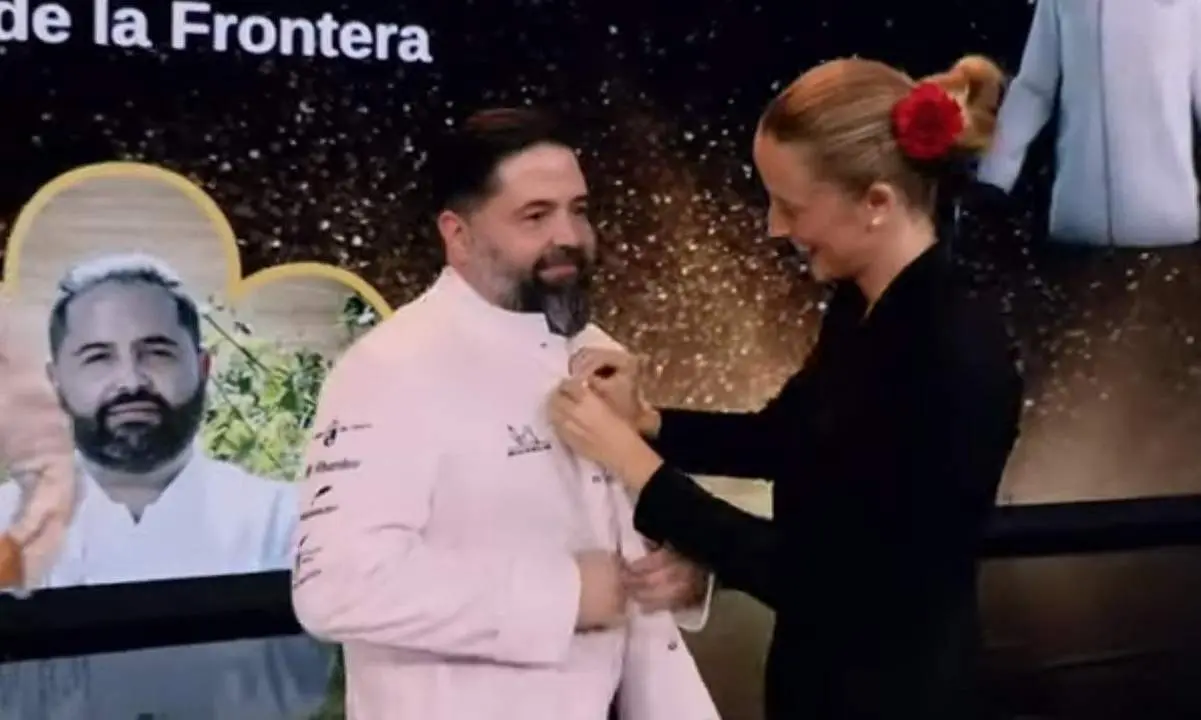 Juanlu Fern&aacute;ndez, con la chaqueta de las dos estrellas - Michelin