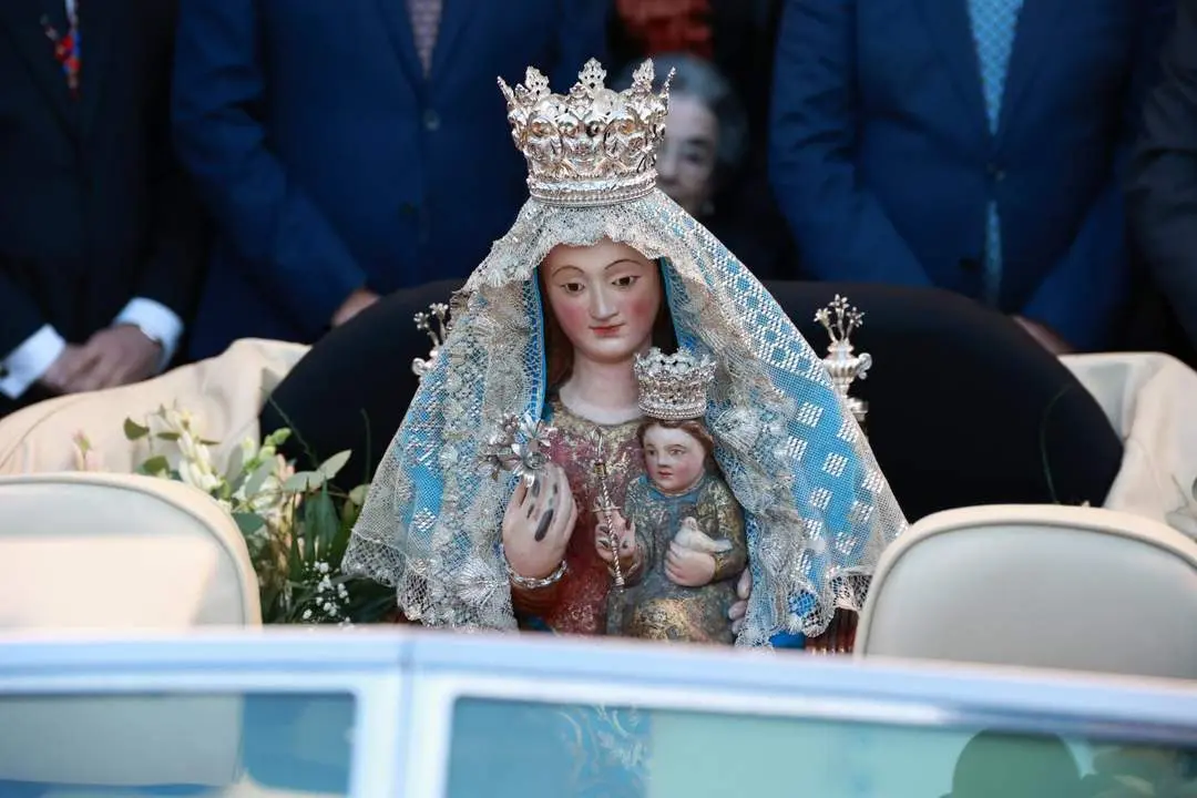 El traslado de la Virgen de Valme en descapotable. - Roc&iacute;o Ruiz/EP