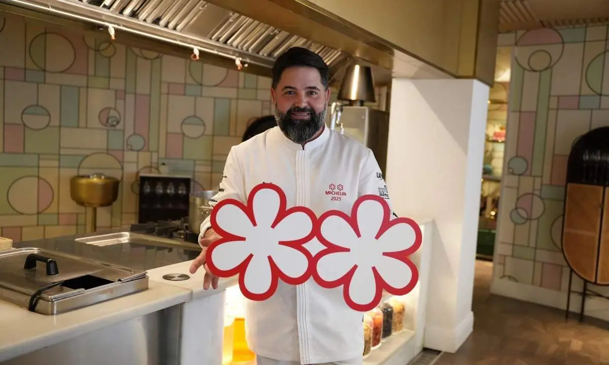 Juanlu Fern&aacute;ndez posa con sus dos estrellas Michel&iacute;n. - David Mart&iacute;nez