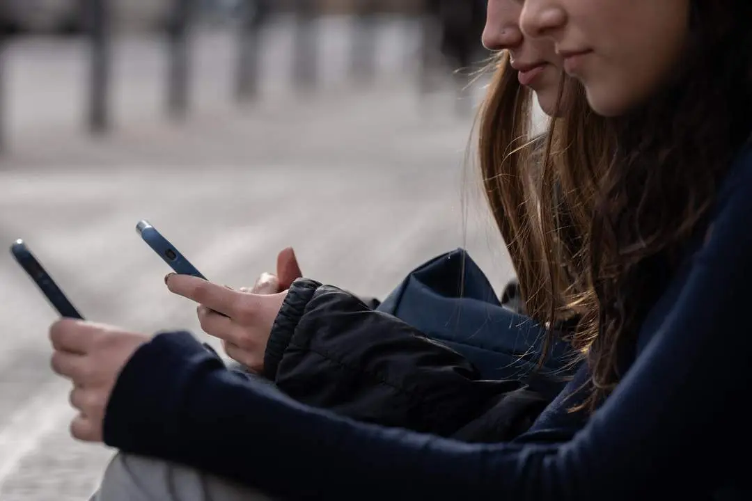 Dos personas usan el tel&eacute;fono m&oacute;vil. - Europa Press