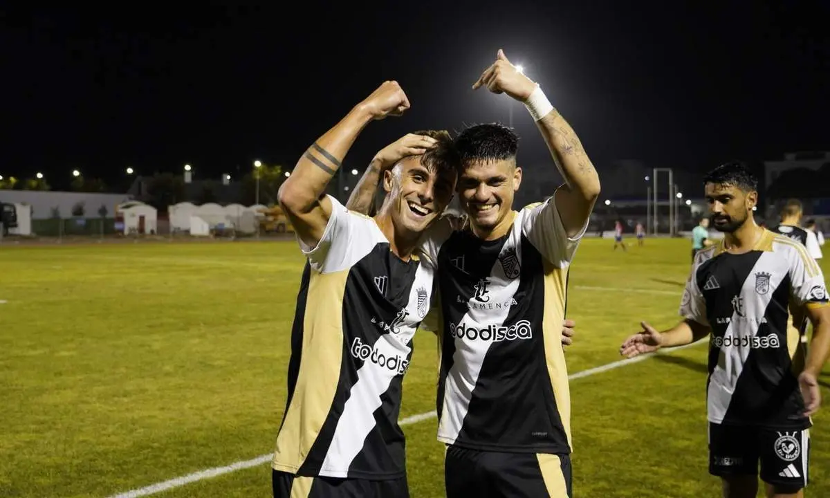 Santisteban y Geovanni celebran el gol en Don Benito. - Xerez CD/Cristo Garc&iacute;a