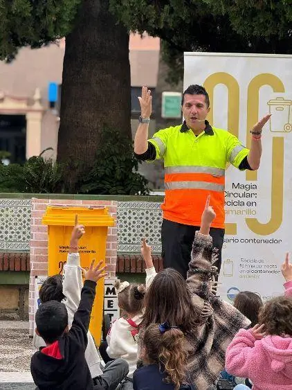 Campa&ntilde;a sobre el contenedor amarillo en el Campo de Gibraltar. - AI