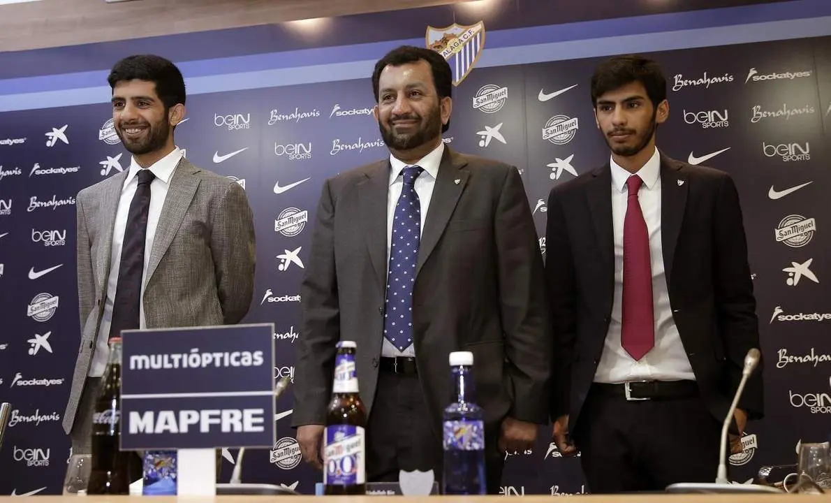 Al Thani y dos de sus hijos. - M&aacute;laga cf