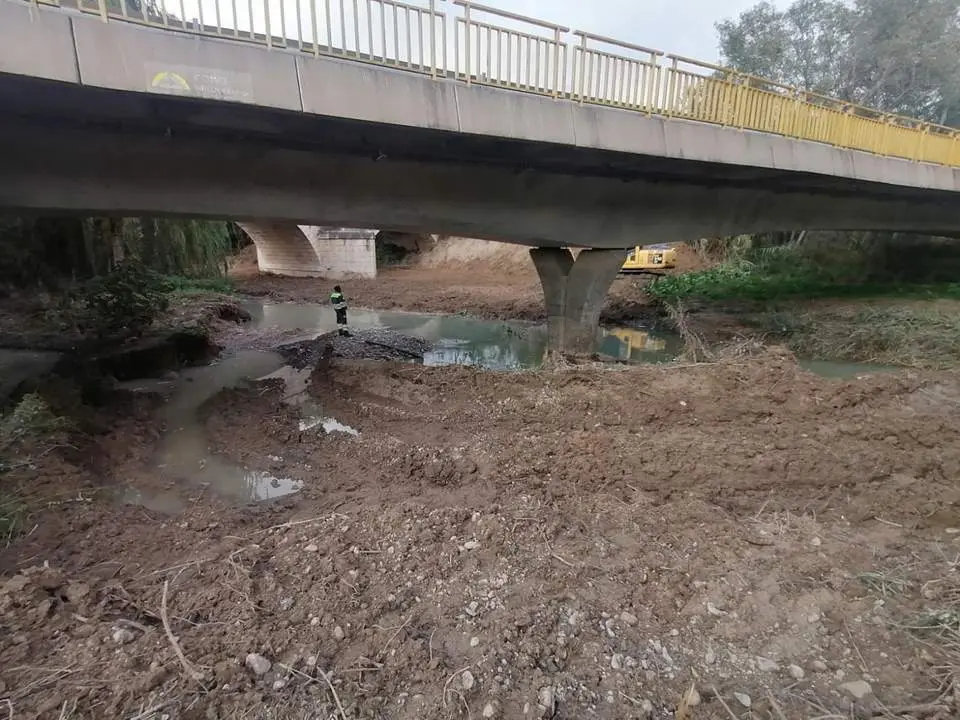 Limpieza de los m&aacute;rgenes del r&iacute;o, en Puente Tablas.  - Archivo