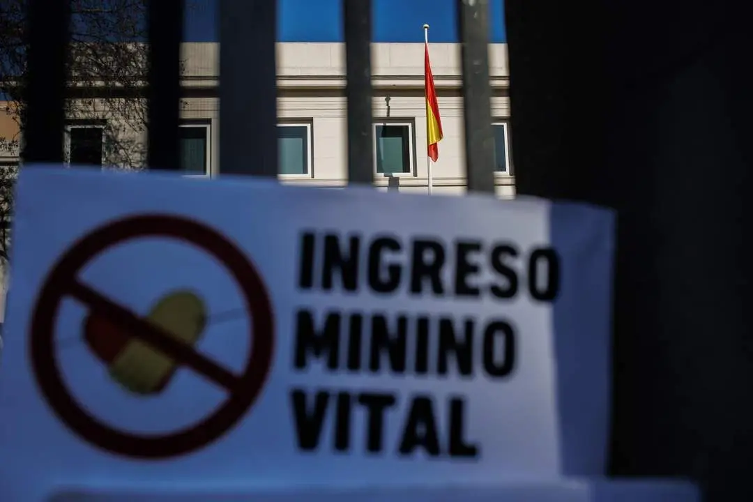 Imagen de archivo de un cartel del Ingreso M&iacute;nimo Vital. - Alejandro Mart&iacute;nez V&eacute;lez / EP