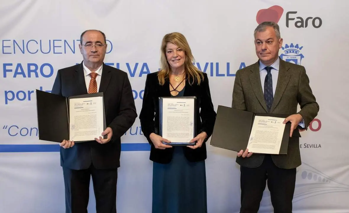 Los tres alcaldes, con el manifiesto. - EP