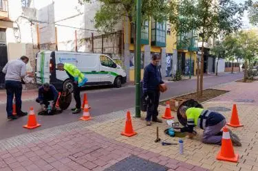 Una actuaci&oacute;n de Emasesa en la Avenida de la Cruz Roja. | Archivo/Emasesa