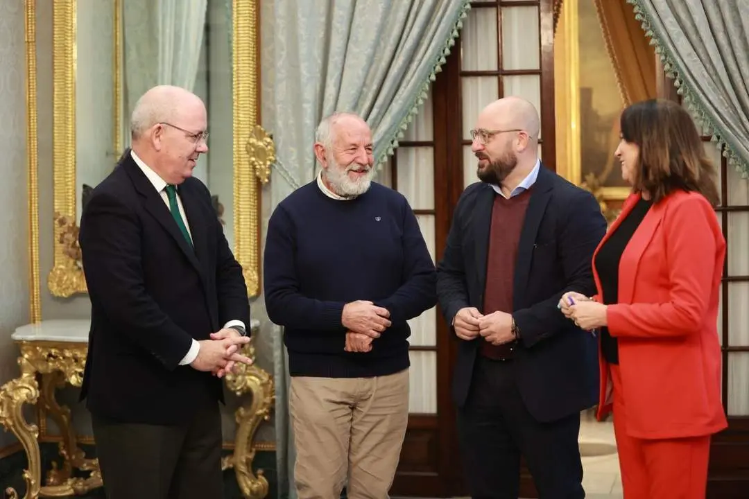 Germ&aacute;n Beardo, con los portavoces de CEC, CCOO y UGT. - VIVA
