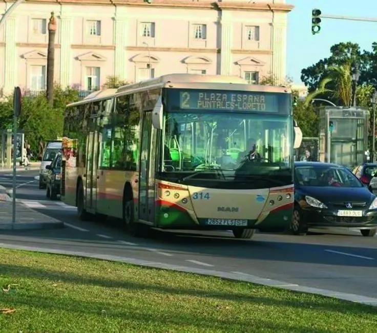 Un autob&uacute;s circulando por la carretera  - Archivo
