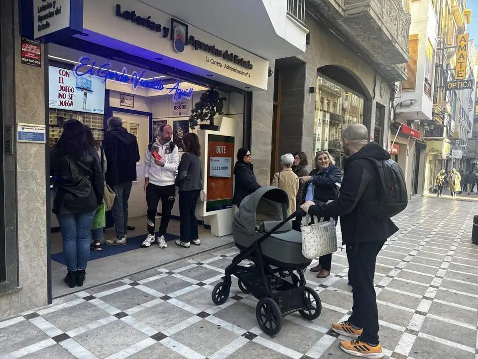 Colas para comprar loter&iacute;a. - 