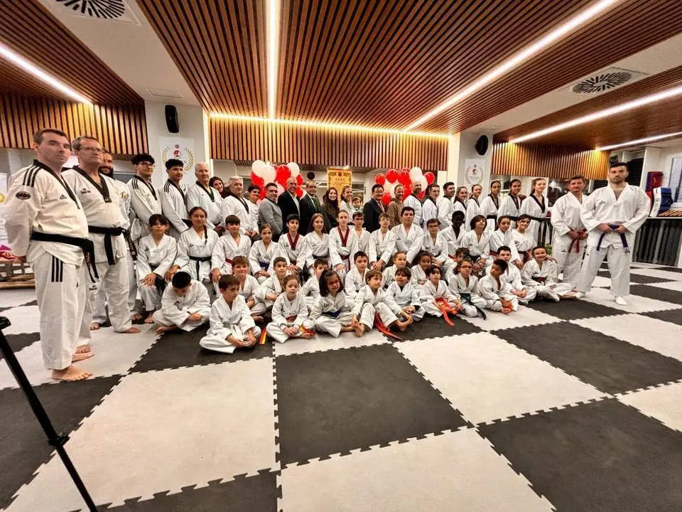 Laura Ucl&eacute;s en el gimnasio &Oacute;scar Dojang tras recibir su s&eacute;ptimo DAN - PMD