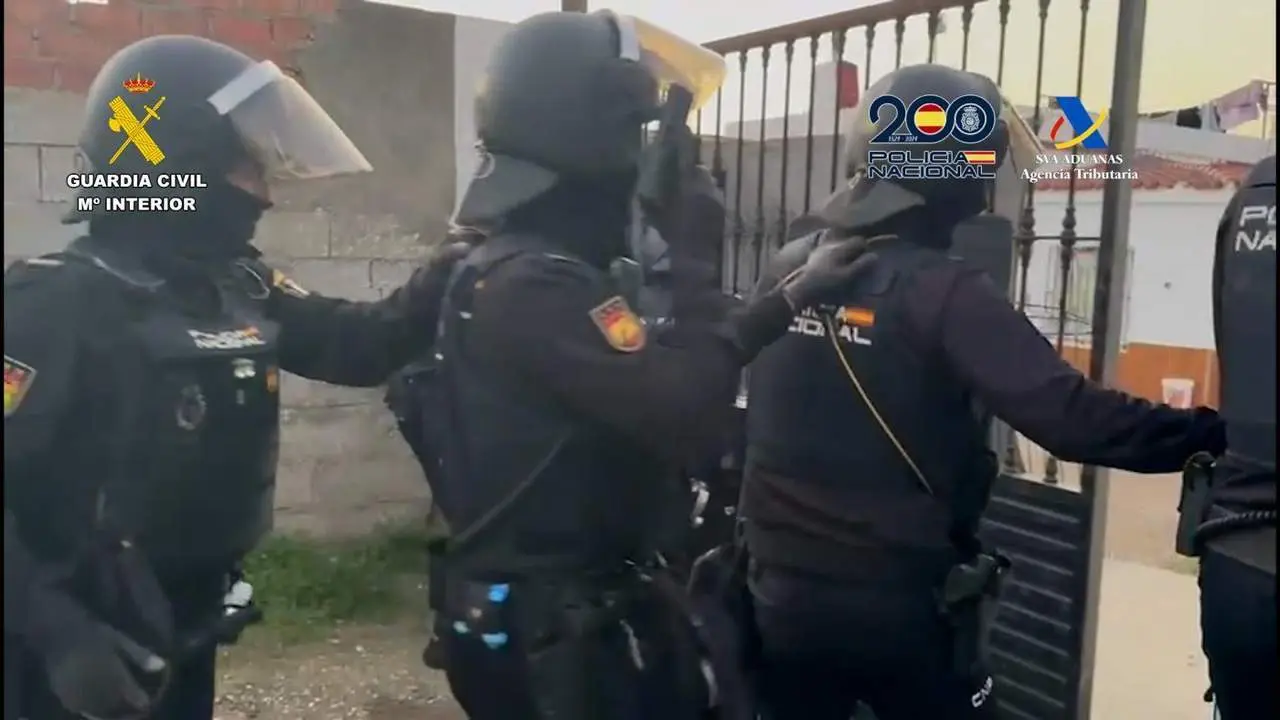 Momento de uno de los registros.  - Guardia Civil