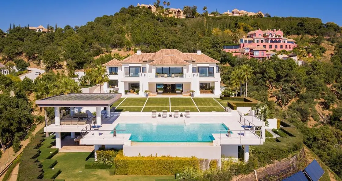 Una de las muchas villas de lujo a la venta en M&aacute;laga. - IDEALISTA