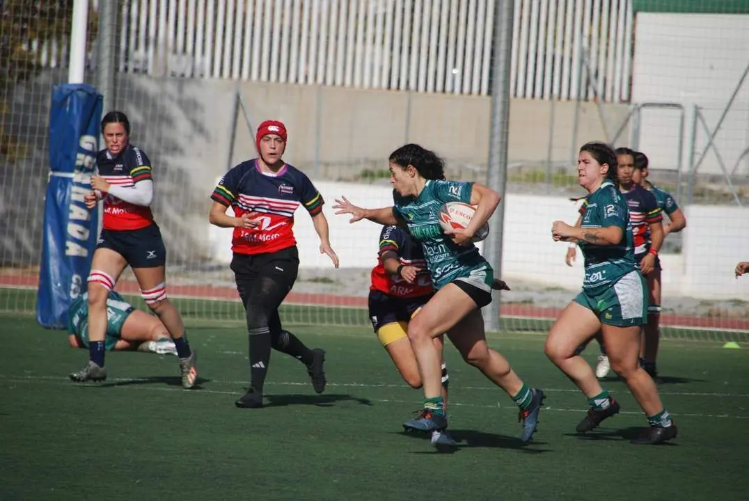 Elena Teruel escapando de sus rivales en el &uacute;ltimo partido. - PEDRO CRUZ