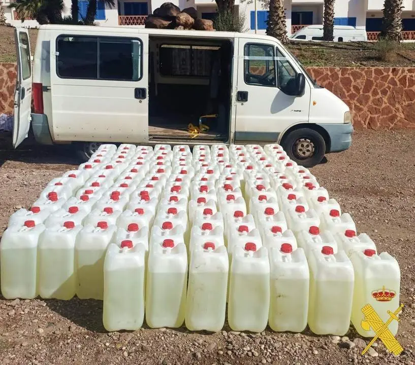 Garrafas de gasolina halladas en el interior de una furgoneta. - GC
