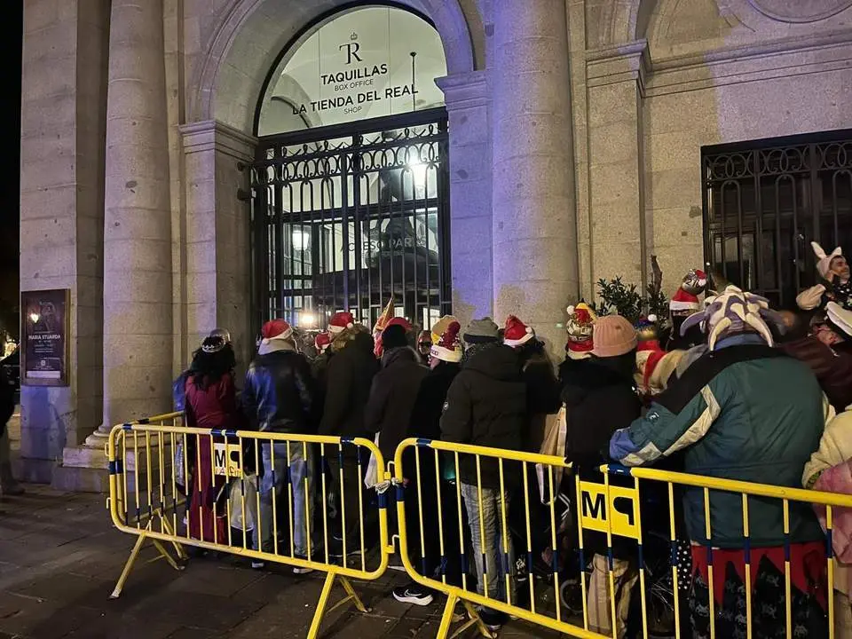 El p&uacute;blico espera a la apertura de las puertas del Teatro Real. - EUROPA PRESS