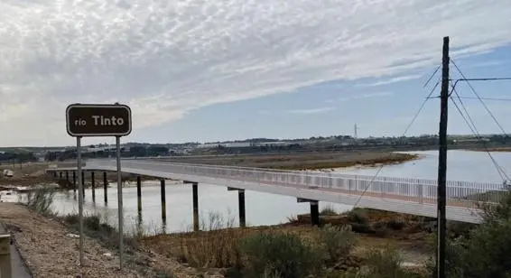 Pasarela sobre el r&iacute;o Tinto, en San Juan. - VH