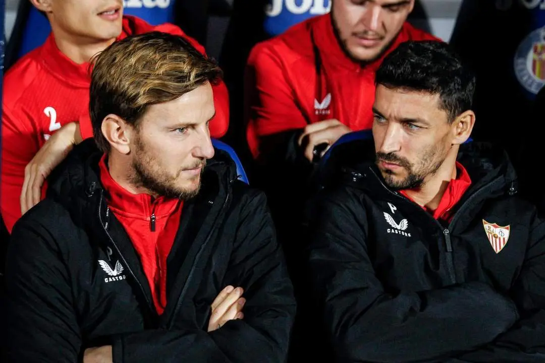 Rakitic y Navas sentados en el banquillo del Coliseum - EFE