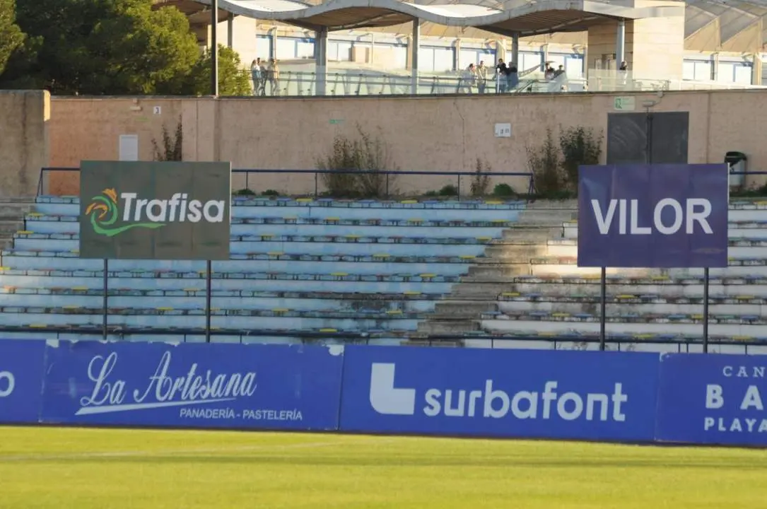 Los dos carteles en uno de los fondos del estadio.  - J.F. Cabeza