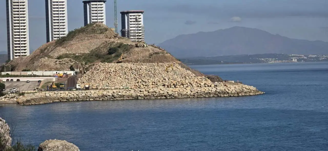 Zona de Gibraltar donde los ecologistas denuncian los rellenos. - Verdemar