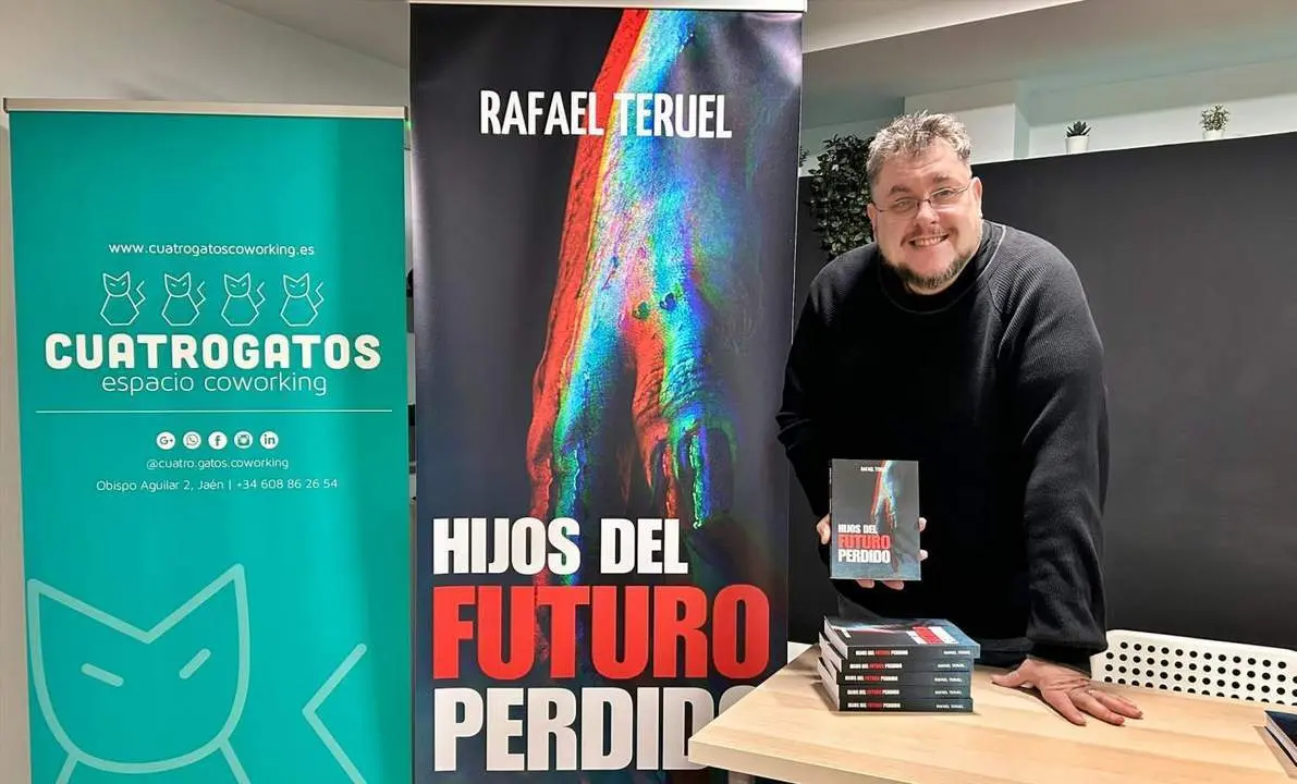 Rafael Teruel, con la obra 'Hijos del futuro perdido'.  - 