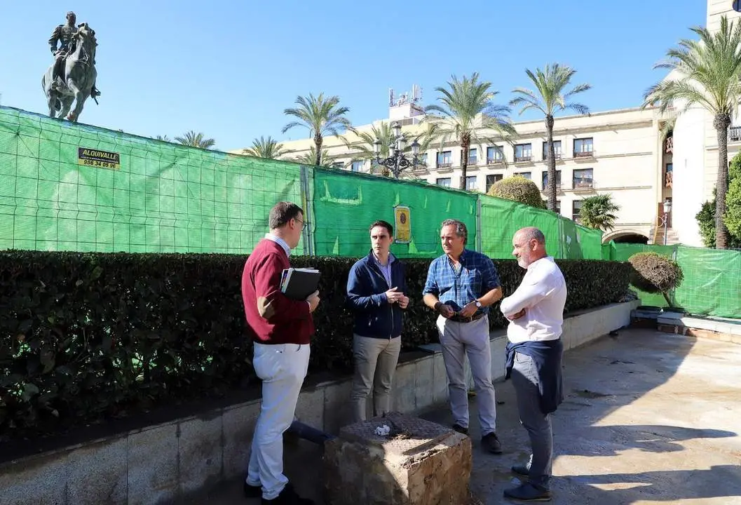 Espinar, inspeccionando unas obras en la plaza del Arenal. - Andaluc&iacute;a Informaci&oacute;n
