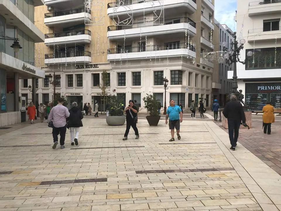 Gente por la calle en Huelva. | VGPALACIOS