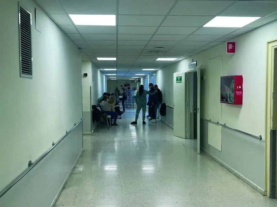 El pasillo de acceso a la UCI del Hospital de Jerez - Viva