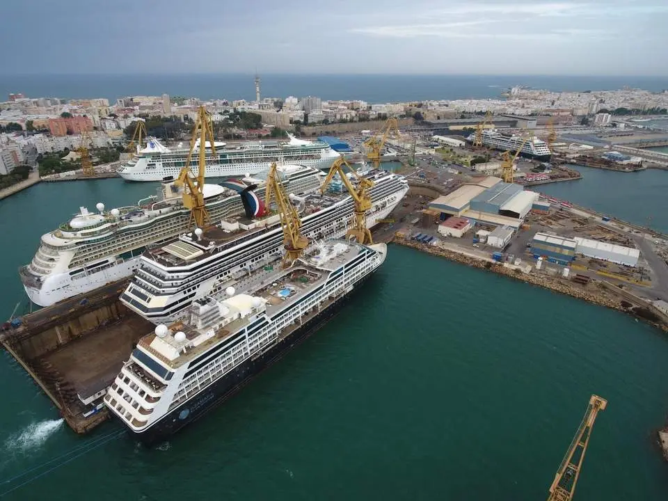 Astilleros de Navantia en C&aacute;diz con varios cruceros para reparaci&oacute;n. - E. P.