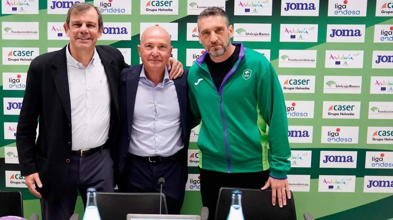 Juanma Rodr&iacute;guez (i), L&oacute;pez Nieto e Ibon Navarro. - UNICAJA CB