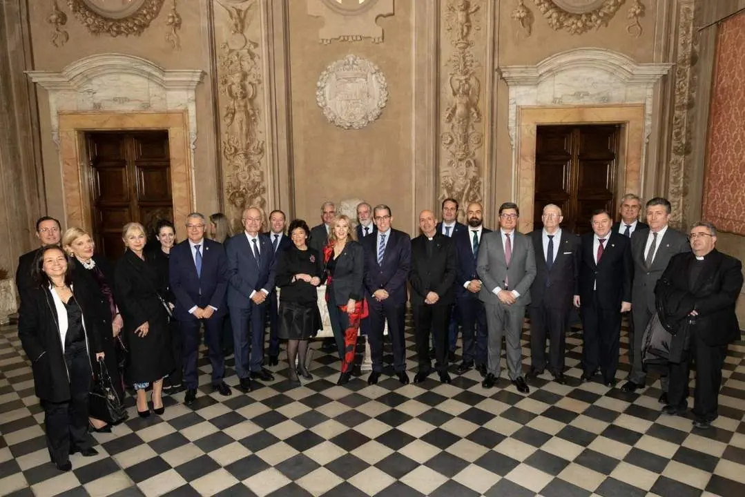 Foto de familia del Comit&eacute; desplazado a Roma - PROCESION ROMA