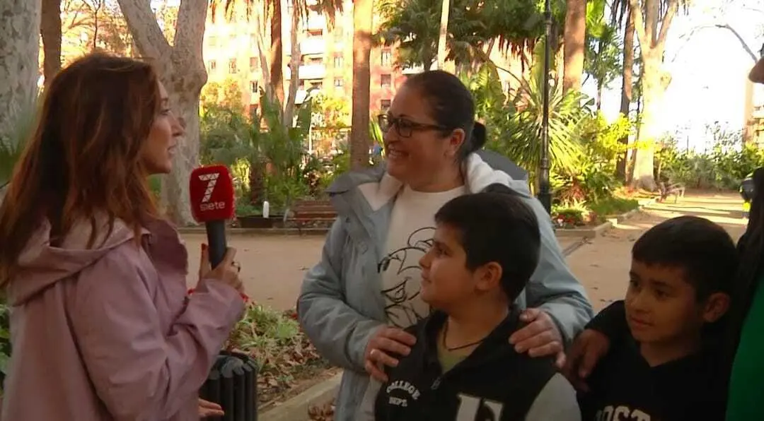 De regreso se su viaje a Disneyland Par&iacute;s, la familia algecire&ntilde;a habla con 7TV