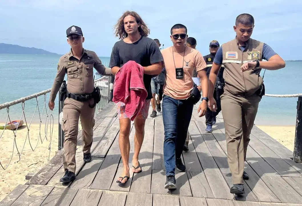 Daniel Sancho, escoltado por la polic&iacute;a, camino de los juzgados. - EFE/Somkeat Ruksaman