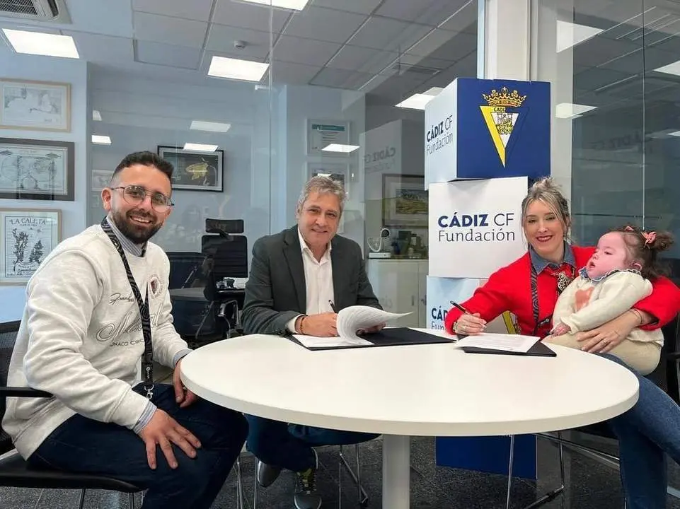 Firma del convenio entre la familia de Valentina y C&aacute;diz CF Fundaci&oacute;n. - Facebook