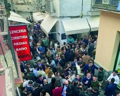 Reuni&oacute;n de j&oacute;venes en la calle Algarve.  - Viva