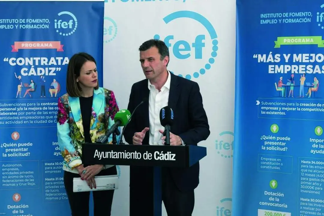 Bruno Garc&iacute;a y Beatriz Gandullo, en rueda de prensa.  - VIVA