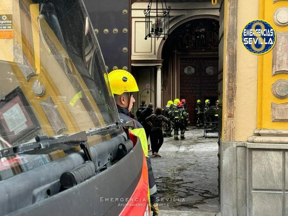 Bomberos intervienen en el incendio en la Iglesia de San Antonio Abad. - Emergencias Sevilla