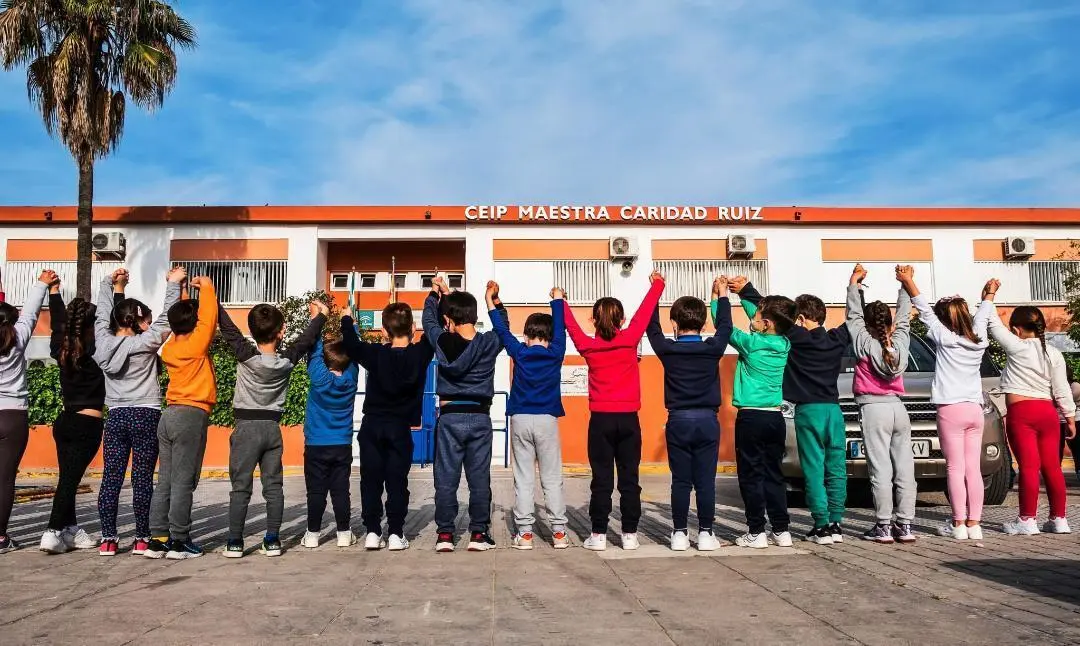 Alumnos delante del CEIP Maestra Caridad Ruiz - CMCR