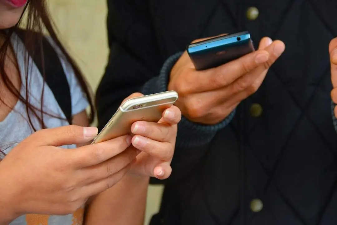 J&oacute;venes usando el tel&eacute;fono m&oacute;vil. -| EP