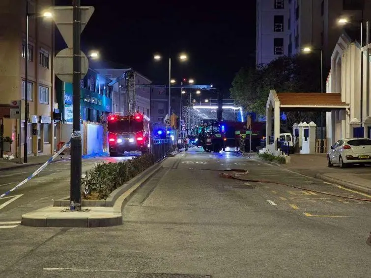Asistencias durante el incendio de un super en Gibraltar. - AI