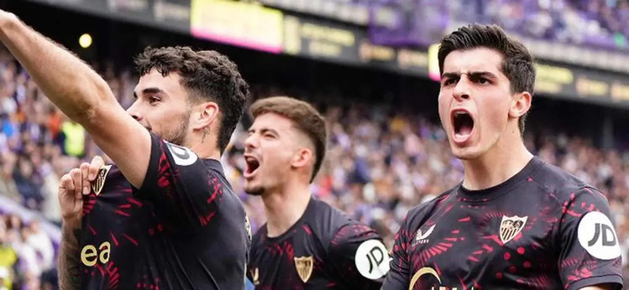 Los jugadores del Sevilla celebran uno de los goles al Valladolid - SFC