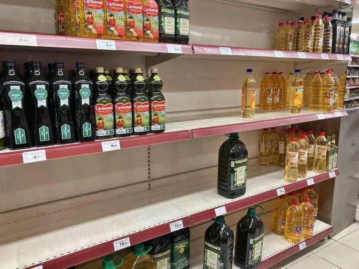 Aceite de oliva en un supermercado de Ja&eacute;n. - Esperanza Calzado.