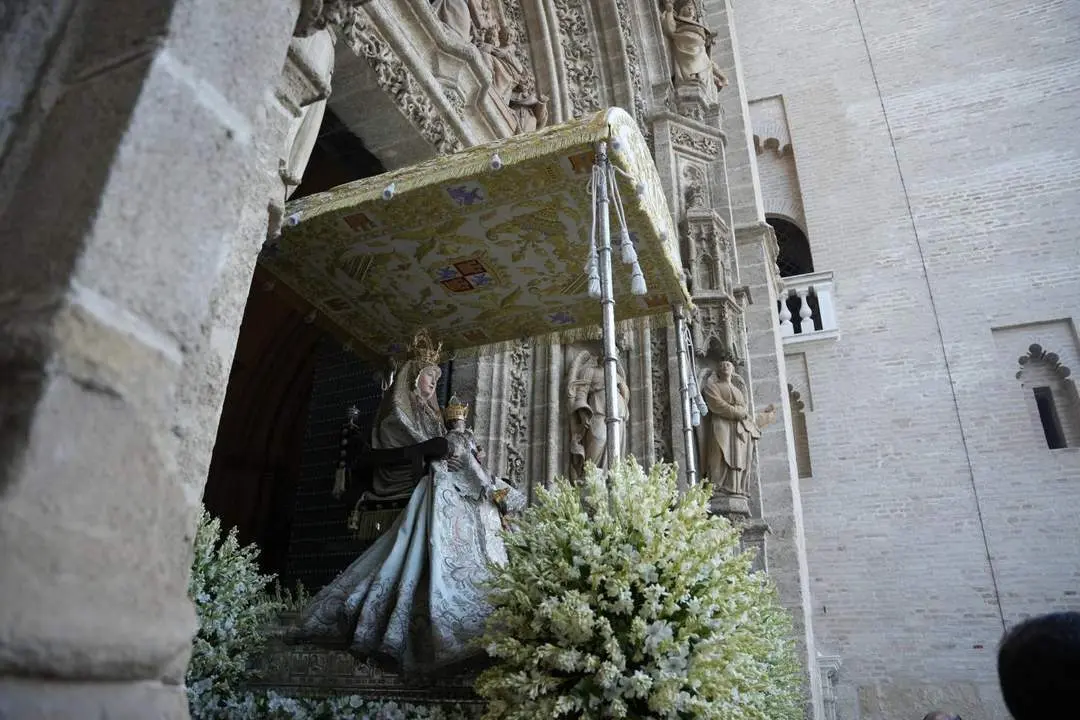 La Virgen de los Reyes saliendo de la Catedral. - EP