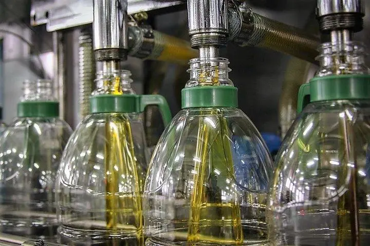 Imagen de archivo del embotellado de aceite de oliva en garrafas. - 
