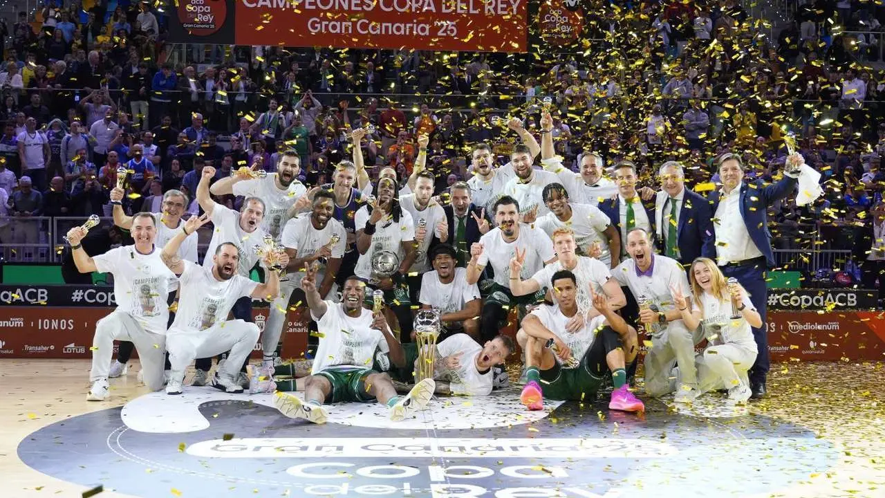El campe&oacute;n celebra el t&iacute;tulo. - ACB Photo / Mariano Pozo