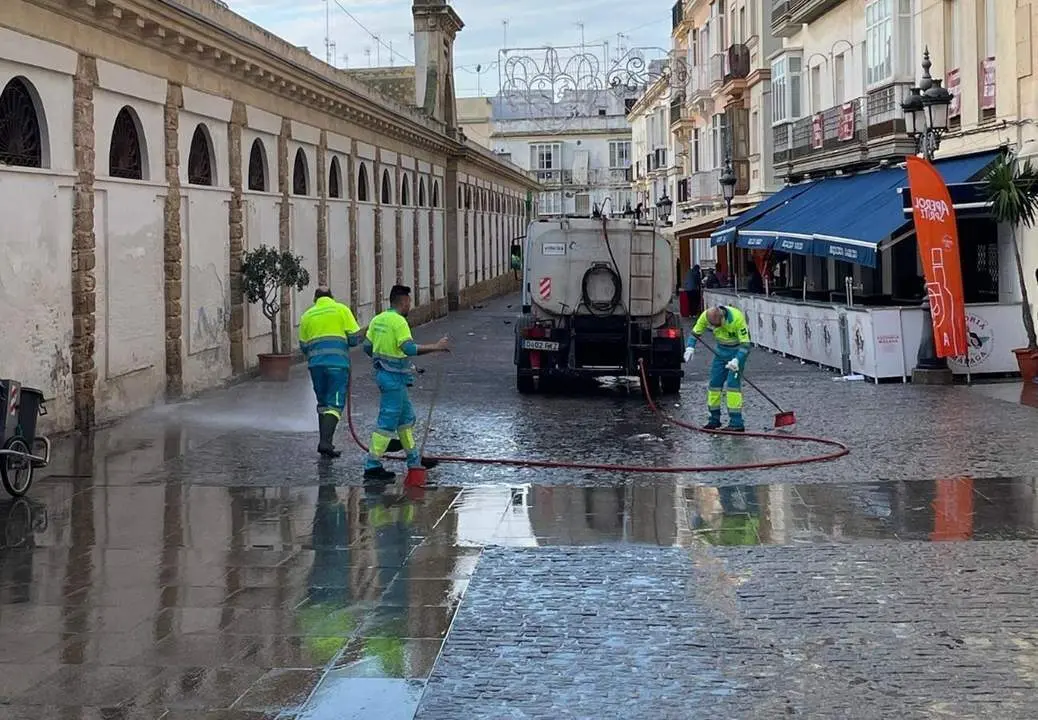 Limpieza durante el Carnaval de C&aacute;diz. - VIVA