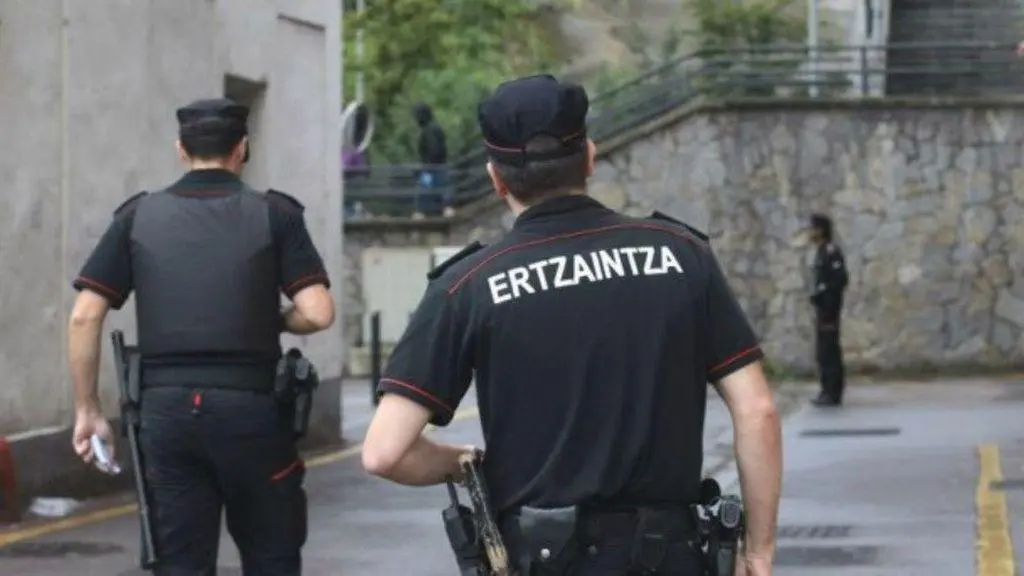 Agentes de la Ertzaintza. - EFE